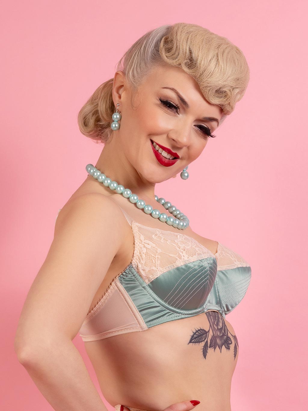 1950s style underwired bra in pastel green with peach lace trim