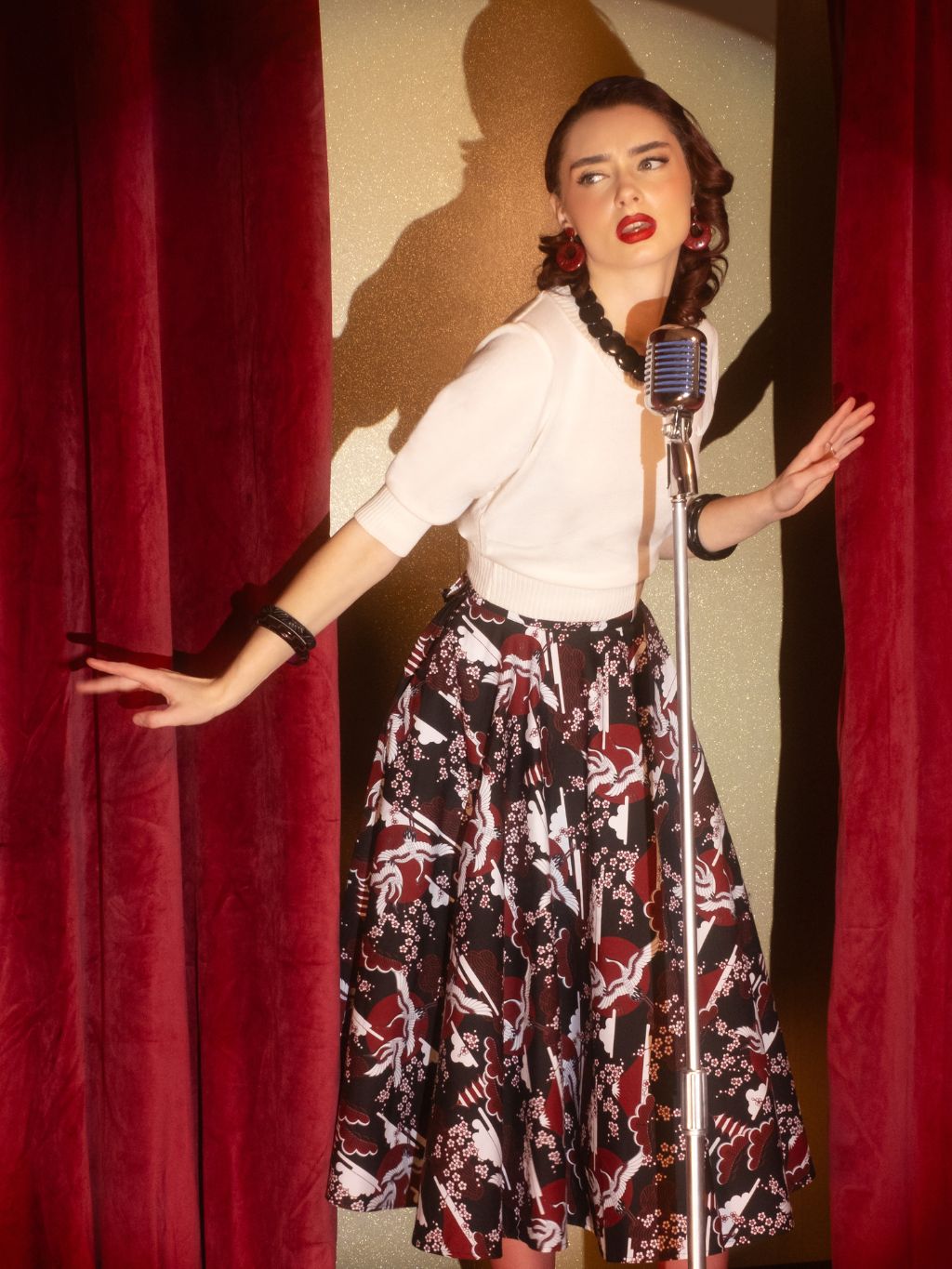 white short sleeve jumper sweater worn with 1950s circle skirt